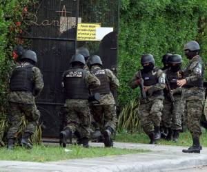 Elementos de la ATIC, PMOP y policías mantuvieron acordonada esta casa por más de 24 horas, ya que los encargados de inteligencia afirmaron que en su interior estaba el líder de la mara, pero en realidad la vivienda estaba abandonada.