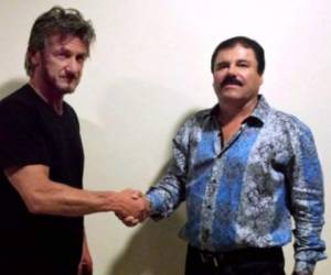 El controversial apretón de manos entre el actor Sean Penn y el narcotraficante y en aquel momento prófugo de la justicia mexicana, 'El Chapo' Guzmán.