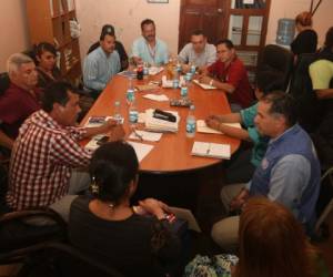 El alcalde Janio Borjas junto a Romeo Montoya de la OPS y representantes de las fuerzas vivas en la reunión de emergencia.