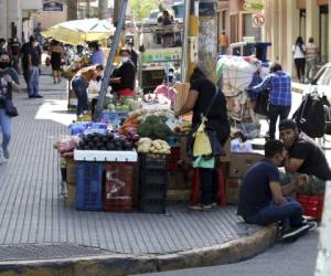 Las ventas informales son parte del incremento producto de la pandemia. (2) Ante el desempleo, algunos claman donaciones.