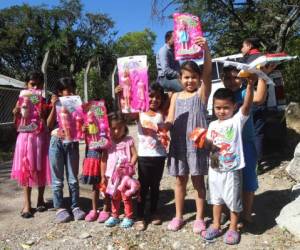 Los niños que residen en las cercanías de la represa Los Laureles fueron beneficiados con la entrega de un lote de juguetes. Foto: Johny Magallanes/EL HERALDO.