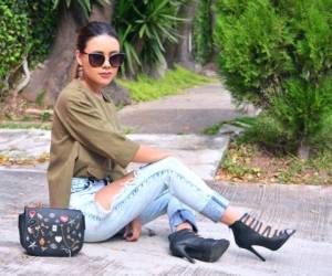 La fashion blogger Paola Mazariegos luce un conjunto estilo militar, con pantalones desgarrados, cartera con pines y camisa verde olivo. Foto:Danilo Rosado.