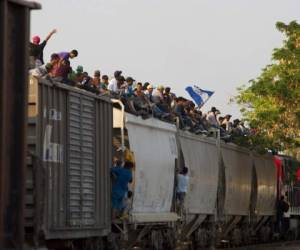 La gran caravana de unas 3,000 personas se rompió por una redada de inmigración el lunes, cuando los migrantes huyeron a las colinas, se refugiaron en iglesias o saltaron en trenes de carga como La Bestia. (Foto: AP)