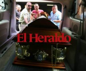 Familiares cargan el ferétro de Iván Edgardo Vindel.