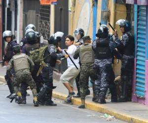 La policía reprimió a los barras que comenzaron a llegar al estadio, pese a que Olimpia no era local y existe una 'prohibición' de su ingreso al estadio.