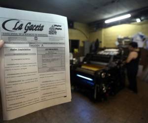 A las 7:00 de la nocje fue publicado el primer ejemplar de La Gaceta donde está contenido el decreto de depuración policial, foto: Jimmy Argueta / EL HERALDO.