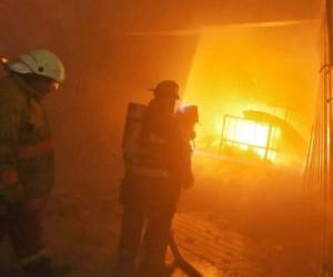 Unidades móviles de bomberos se movilizaron para apagar el incendio en el hospital de Jizan. Foto: AFP.