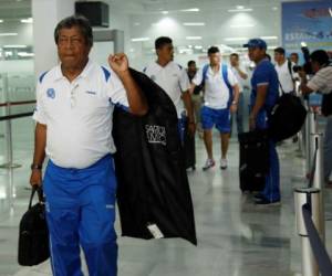 El entrenador del equipo salvadoreño salió a la cabeza en el Aeropuerto RVM.