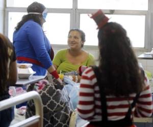 Los voluntarios visitaron varias salas del Hospital Materno Infantil. Foto: Alejandro Amador/ EL HERALDO