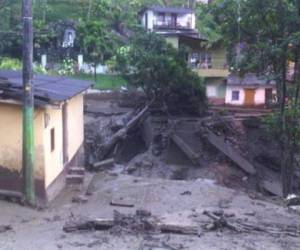 El deslave de piedras, troncos y lodo, ocurrido hacia las 03H00 locales (08H00 GMT), se produjo tras intensas precipitaciones.