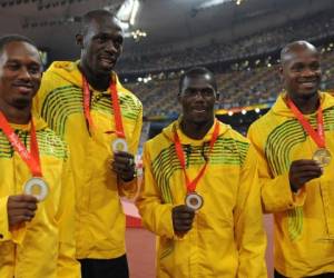 Michael Frater, Asafa Powell, Nesta Carter y Usain Bolt posando con las medallas (Foto: Agencia AFP)