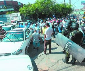 Los conductores de taxis se tomaron varios puntos de la capital, el llamado era para que cumplan con sus demandas, hubo presencia de antimotines.Foto:EL HERALDO