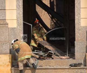 Bomberos retiran escombros carbonizados del Museo Nacional de Brasil un día después de un devastador incendio, el lunes 3 de septiembre de 2018, en Río de Janeiro. El recinto tenía una colección de 20 millones de objetos, incluyendo piezas grecorromanas y algunos de los primeros fósiles hallados en el continente.