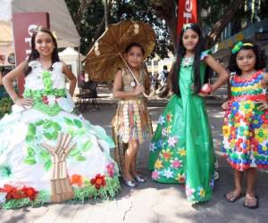 Preciosos vestidos reciclados modelan este grupo de hermosas niñas de las Escuelas Amigables con el Ambiente. Foto: Emilio Flores/EL HERALDO.