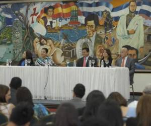 La mesa principal conformada por autoridades de la Universidad Pedagógica Nacional Francisco Morazán y EL HERALDO.