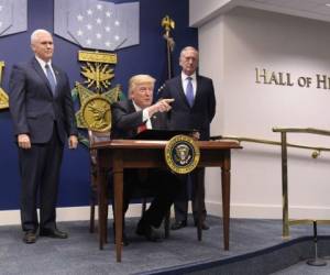 El presidente Donald Trump gesticula antes de firmar una acción ejecutiva para reconstruir las fuerzas armadas.