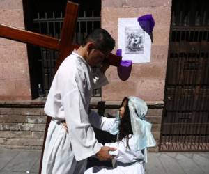 Las representaciones del camino a la cruz son personificadas por los miembros de la Iglesia Católica. Foto: E. Flores/ J. Argueta
