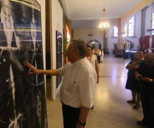 El cardenal Óscar Rodríguez estuvo en la exposición. Foto: Alex Pérex/El Heraldo.