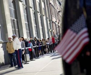 Al mediodía de este martes, los votantes de todo el país estaban cumpliendo con la jornada electoral. Fotos: AFP