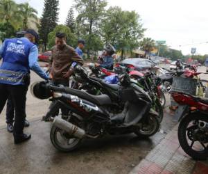Un agente de la DNVT inspecciona una motocicleta en la capital.