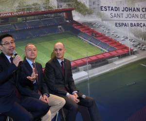El presidente del Barcelona, ​​Josep Maria Bartomeu, habla junto a Jordi Moix del Espai Barça y el alcalde de Sant Joan Despi Antoni Poveda durante la presentación del nuevo estadio Johan Cruyff (Foto: Agencia AFP)