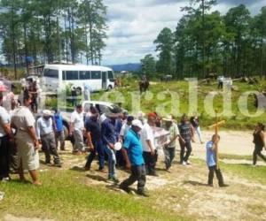 Familiares y amigos cargaron el ataúd de la joven para darle sepultura en Hoya Grande, Morocelí.