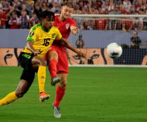 El jugador de Estados Unidos Paul Arriola (R) compite por el balón con el jugador de Jamaica Peter Vassell (L) durante su semifinal de fútbol de la Copa Oro de la CONCACAF en el Nissan Stadium en Nashville, Tennessee, el 3 de julio de 2019. (Foto por Jim WATSON / AFP )