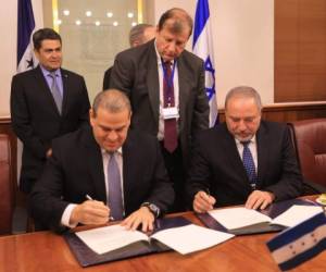 Avigdor Lieberman, ministro de Defensa de Israel, y el secretario de Defensa de Honduras, Samuel Reyes, en la firma.