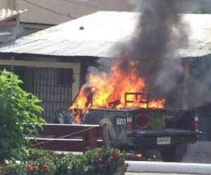 Los enardecidos pobladores del municipio olanchano de Santa María del Real, oriente de Honduras, llegaron hasta el destacamento militar para incendiar la patrulla luego del crimen del menor de edad, foto: Cortesía: Cuerpo de Bomberos.