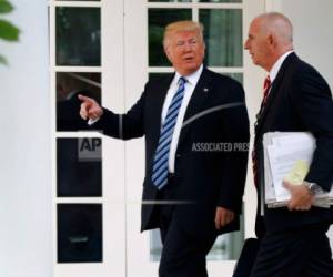 En esta foto de archivo del martes 2 de mayo de 2017 el presidente Donald Trump acompaña al asistente Keith Schiller a la Oficina Oval de la Casa Blanca en Washington.