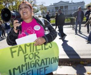 Mientras el gobierno estadounidense acondiciona sitios para albergar a menores que serán deportados, familias protestan y piden un cese a las deportaciones.
