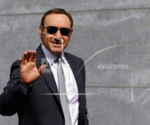 Kevin Spacey saluda al llegar al desfile primavera-verano de Giorgio Armani 2016-2017 en Milán, Italia.