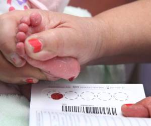 Las gotas de sangre del talón del bebé se vierten en cinco espacios sobre un papel especial.