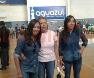 La candidata a diputada llegó acompañada de su madre y su hermana (Foto: El Heraldo Honduras/ Noticias de Honduras)