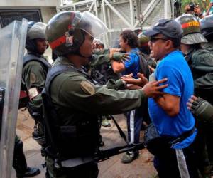 Las confrontaciones en las calles de Caracas entre la Armada y los opositores no han cesado en dos meses. (Foto: AFP/El Heraldo Honduras/ Noticias de Honduras)