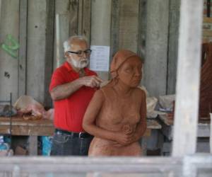 Pastor Sabillón es uno de los escultores más representativos de la cerámica en Honduras. En el campamento realiza su obra y comparte sus conocimientos. Foto: Emilio Flores / El Heraldo.