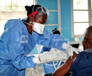 En esta fotografía de archivo del miércoles 30 de mayo de 2018, una trabajadora de la Organización Mundial de la Salud, izquierda, aplica una vacuna contra el ébola a un trabajador que a su vez acudiría a vacunar a personas que podrían estar infectadas con el virus, en Mbandaka, Congo. Foto: AP.