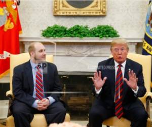 El presidente Donald Trump, derecha, habla mientras Joshua Holt, que fue liberado recientemente de una cárcel en Venezuela, lo escucha en la Oficina Oval de la Casa Blanca, el sábado 26 de mayo de 2018, en Washington.
