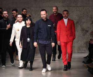 Basado en la versatilidad del méxicano Juan Gabriel, el diseñador hondureño Carlos Campos presentó en la Semana de la Moda de Nueva York su colección masculina otoño-invierno 2018.