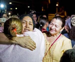 Familiares celebraron emocionados la liberación de sus parientes. (Foto: La Tercera/ El Heraldo Honduras/ Noticias Honduras hoy)