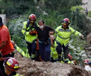 Los equipos de rescaten continúan buscando sobrevivientes tras el alud en Guatemala Crédito: AP