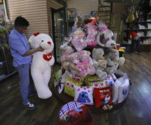 Un joven se decidió a regalar el oso de peluche más grande de la tienda.