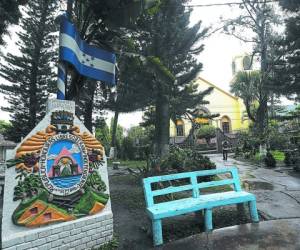 Este escudo nacional fue levantado en el mero centro del parque municipal. Fotos: Alex Pérez / EL HERALDO.