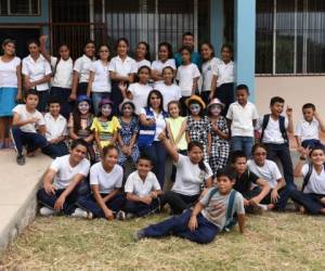 Belinda y Edgardo Cruz, junto a niñas de Lempira, en una acción contra el matrimonio infantil.