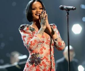 Rihanna creció como la espuma, ya que el rapero Jay-Z fue quien apadrinó su carrera musical.