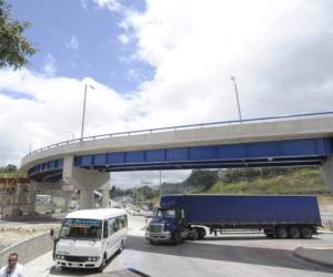 Por la parte inferior de la obra ya está habilitado el paso vehicular. Foto: Alejandro Amador/EL HERALDO.