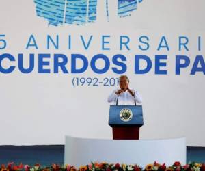 El presidente Salvador Sánchez Cerén pronuncia un discurso durante la conmemoración del 25 aniversario de los acuerdos de paz de 1992 firmados por el gobierno y la guerrilla que puso fin a la guerra civil de 12 años en San Salvador.