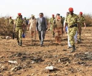 El presidente de Burkina Faso Blaise Compaoré, visitó el lugar del accidente.