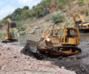 Como parte de la labor preventiva por las lluvias, la Alcaldía Municipal y Copeco han iniciado con el dragado de ríos y quebradas, tal es el caso del río Choluteca, al igual que la limpieza.