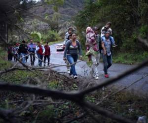 Quezaltepeque, Guatemala: migrantes hondureños caminan en una caravana que se dirige a los EE. UU., Cerca de Quezaltepeque, departamento de Chiquimula, Guatemala, el 17 de enero de 2020. Cientos de personas en la vanguardia de una nueva caravana de migrantes de Honduras se abrieron paso a través de la frontera con Guatemala el miércoles, con la intención de llegar a los Estados Unidos. / AFP / Carlos ALONZO